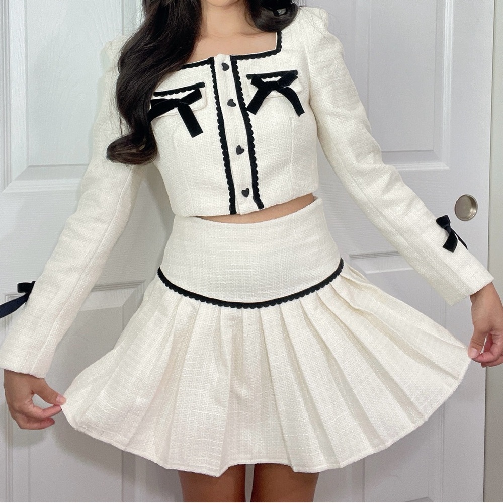 Elegant Cream Blazer with Black Accents - Picture 1 of 4